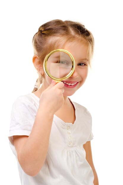 Petite fille avec loupe isolé sur fond blanc