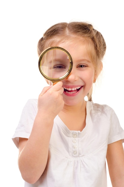 Petite fille avec loupe isolé sur fond blanc