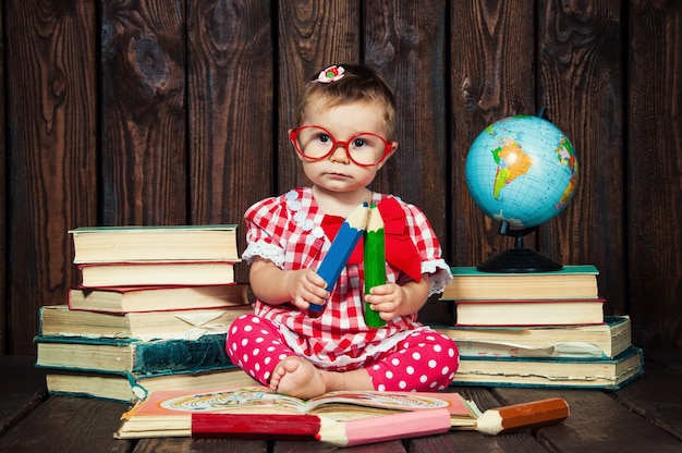 Petite Fille Avec Des Lunettes Et Des Crayons