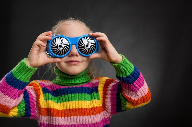 Petite fille à lunettes de fête