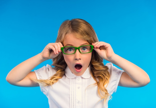 Petite fille avec des lunettes isolées