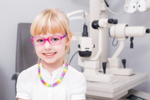 Petite fille avec des lunettes optiques