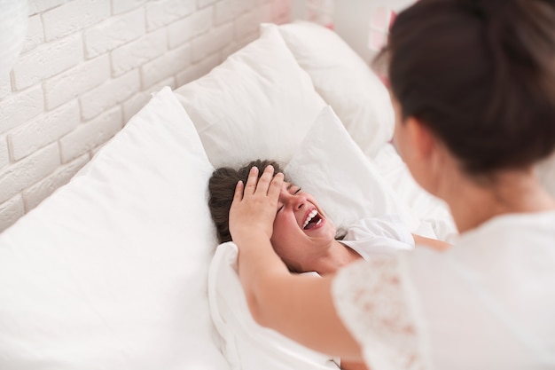 Petite fille malade au lit avec fièvre