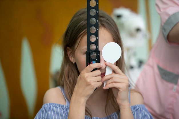 Une petite fille malvoyante est soignée