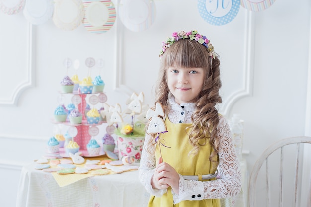 Petite fille mange un biscuit de pain d'épice