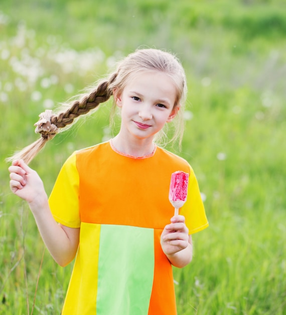 Petite fille mange des glaces en été