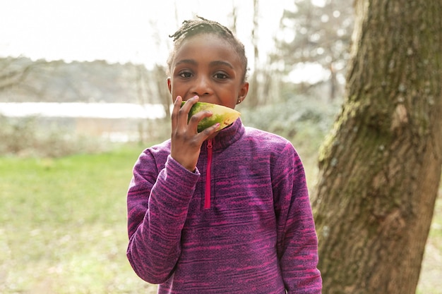 Photo petite fille mangeant une pastèque