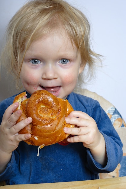 Petite fille mangeant un petit pain