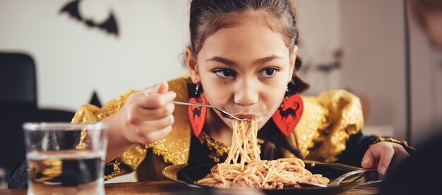 Petite fille mangeant des spaghettis