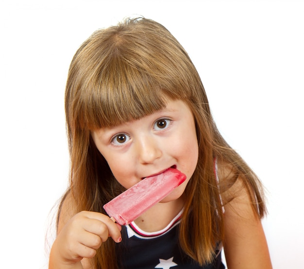 Petite fille mangeant une sucette glacée colorée