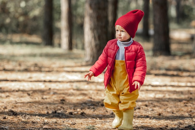 Petite fille marchant dans la forêt