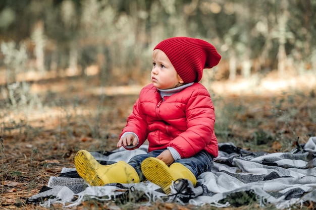 Petite fille marchant dans la forêt