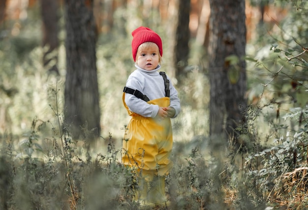 Petite fille marchant dans la forêt