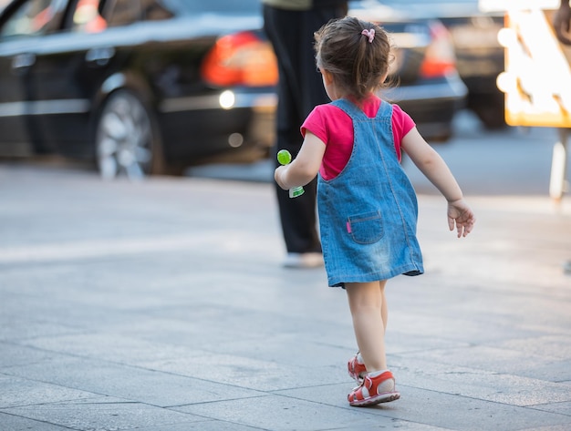 Petite fille marchant dans la rue