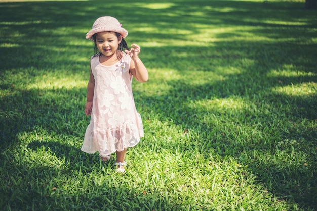 Petite Fille Marchant Seule Dans Un Parc Ou Une Forêt