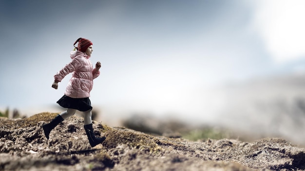 Petite fille marchant sur le terrain avec un arrière-plan flou. Technique mixte