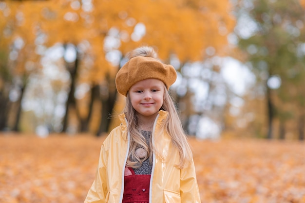 Photo petite fille, marche, dans, parc, à, feuille automne, nature, jardin