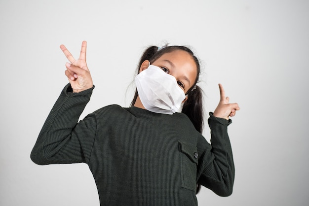 Petite fille avec masque médical