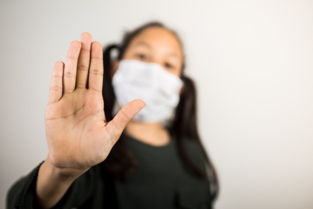 Petite fille avec masque médical