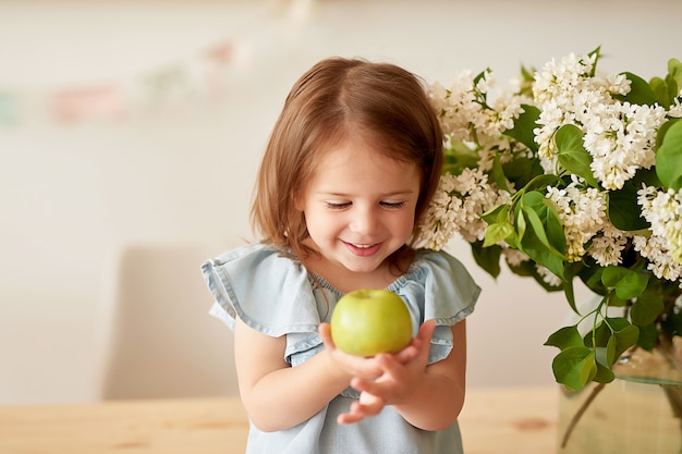 Petite fille le matin prendre le petit déjeuner dans la cuisine.