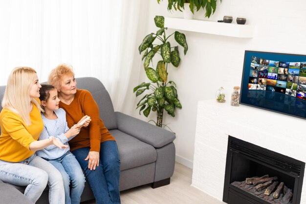 petite fille mère et grand-mère avec télécommande.