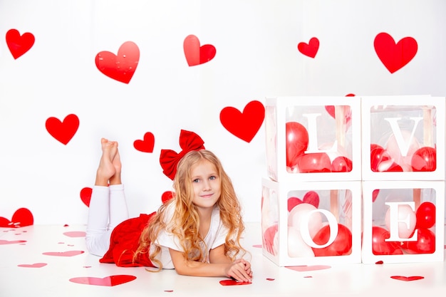 Petite Fille Mignonne Belle Enfant Avec Des Coeurs Rouges Drôle Et Heureux