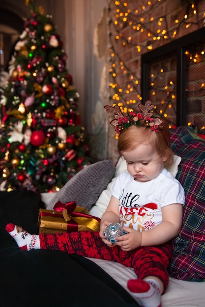 Petite fille mignonne avec des cadeaux de Noël