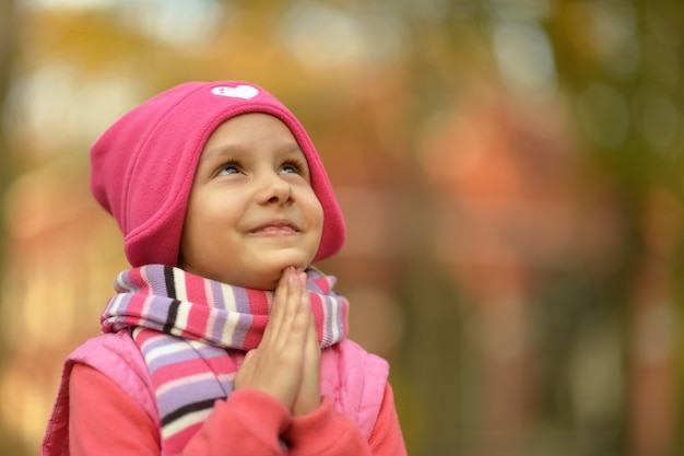 Petite fille mignonne dans un parc d'automne