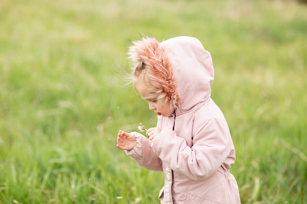 Une petite fille mignonne dans le parc