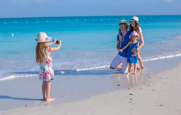 Petite fille mignonne faisant la photo de sa famille