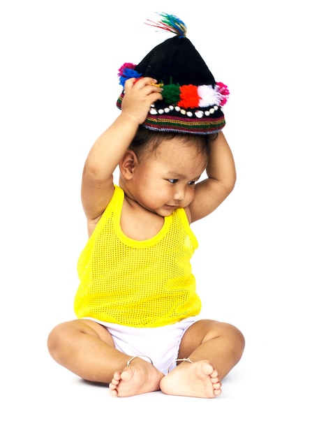 Une petite fille mignonne sur un fond blanc