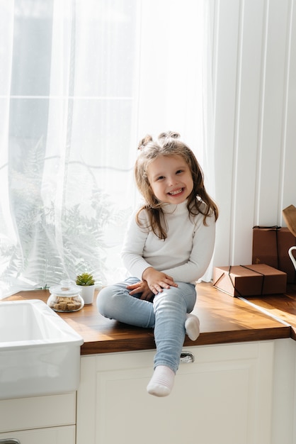 Petite fille mignonne jouant dans la cuisine, le bonheur, la famille. Cuisine.