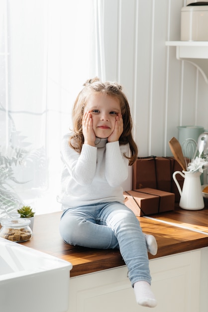 Petite fille mignonne jouant dans la cuisine, le bonheur, la famille. Cuisine.