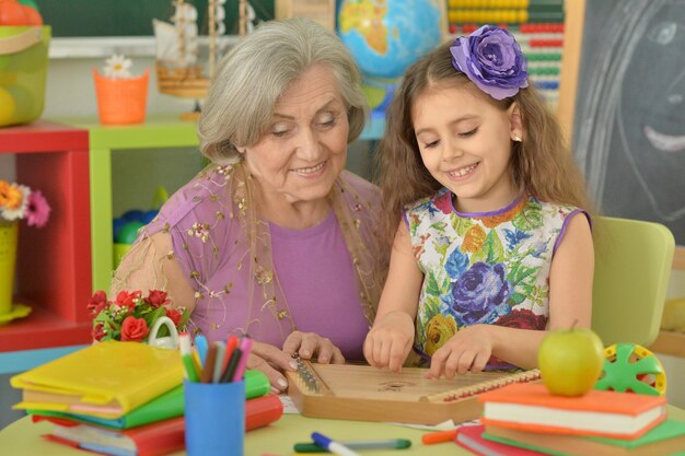 Petite fille mignonne jouant de la musique avec mamie