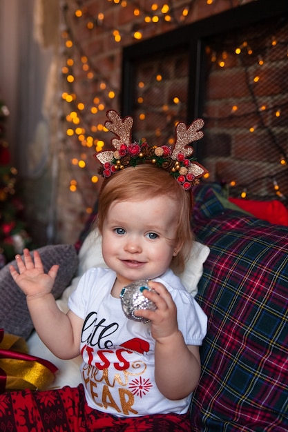 Petite fille mignonne avec le jouet de Noël