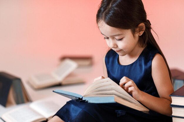 La petite fille mignonne lit un livre