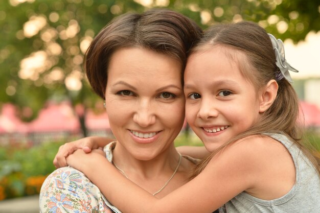 Petite fille mignonne avec la mère dans le parc