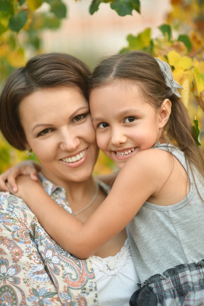 Petite fille mignonne avec la mère dans le parc