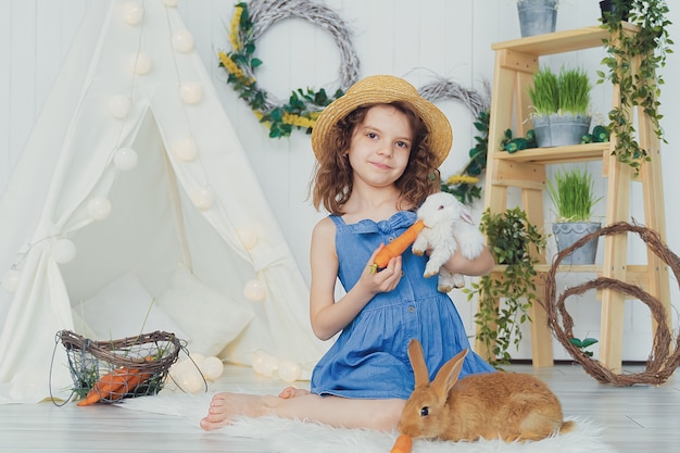 Petite fille mignonne, nourrir le lapin aux carottes