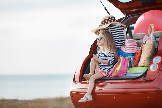 petite fille mignonne qui voyage en voiture pour les vacances