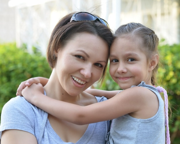 Petite fille mignonne avec sa mère en parc d'été