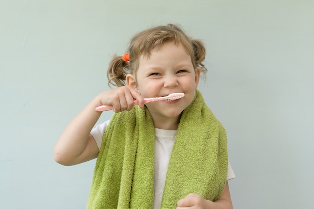 La petite fille mignonne se brosse les dents.