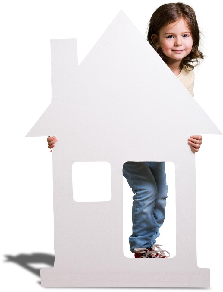 Photo petite fille mignonne avec des signes à la maison