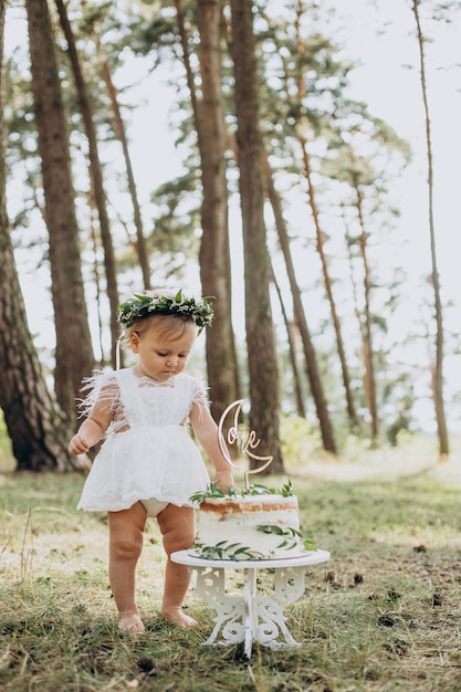 Petite fille mignonne avec son premier gâteau d'anniversaire