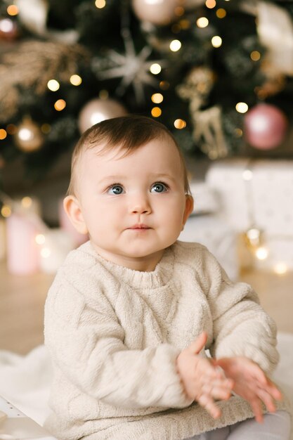 Petite fille mignonne sous le sapin de Noël Joyeuses fêtes Bonne année Temps de Noël