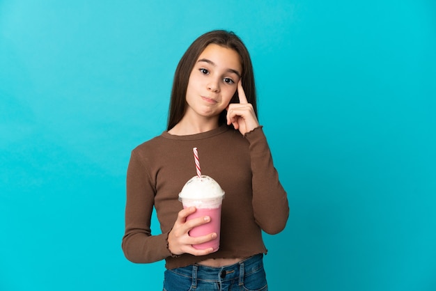 Petite fille avec milk-shake aux fraises isolé