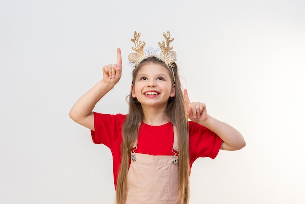 Une petite fille montre une publicité du Nouvel An.