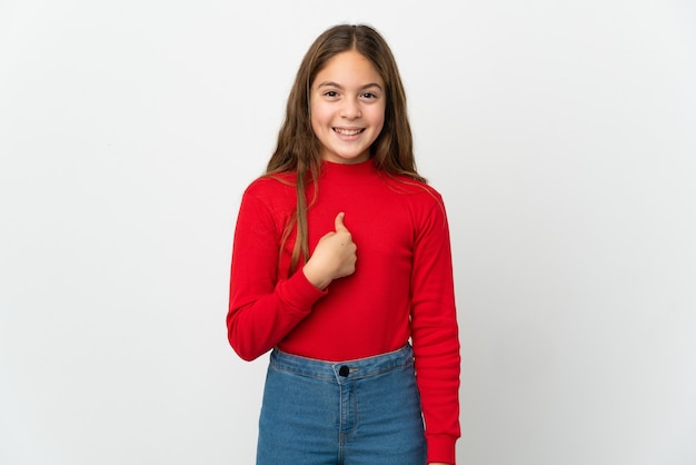 Petite fille sur un mur blanc isolé avec une expression faciale surprise