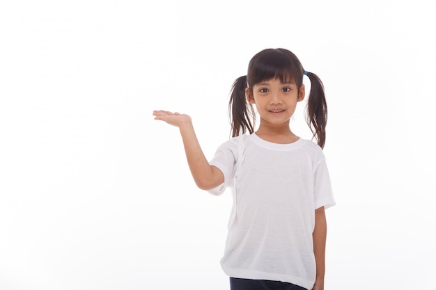 Petite fille sur un mur blanc