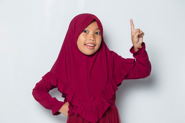 Petite fille musulmane asiatique pense idée isolée sur fond blanc